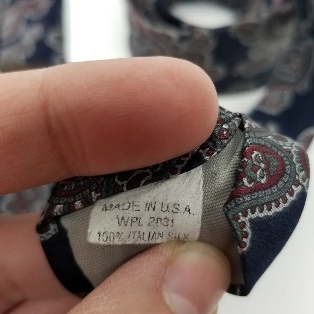 Mario Valentino silk tie navy blue with red and gray paisley 59 in long